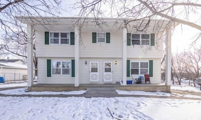 Clive Casa | Modern 2 Bedroom Townhouse in Quiet Neighborhood