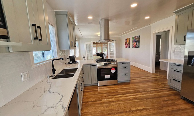 Oakland Casa | Modern 2 beds 1 bath house in a prime Bay Area location