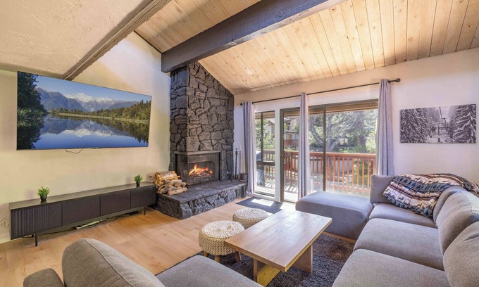 Big Bear Lake Casa | Modern 2 BR, 2.5 BA Townhome with Unbeatable Access to Snow Summit