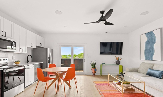 Hadley - Washington Apartamento | Modern 2-BR apartment w/ Deck - Heart of Nashville
