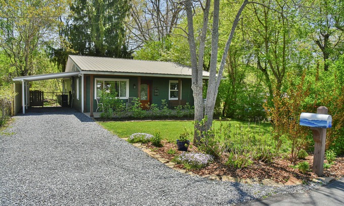 Oakley Cabaña | Modern 2 BR Cottage 10 Min from DT, 5 Min from Biltmore - Fresh, Clean & Bright!
