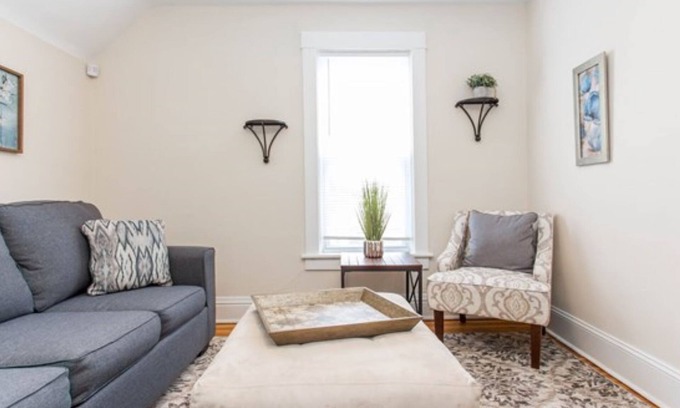 Libertyville Casa | Modern 2-Story Convenient for Large Families