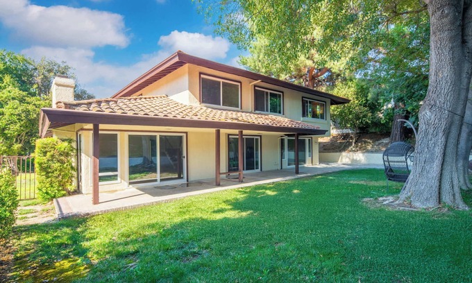 Thousand Oaks Casa | Modern 2-Story Home in Thousand Oaks, Near LA Hotspots