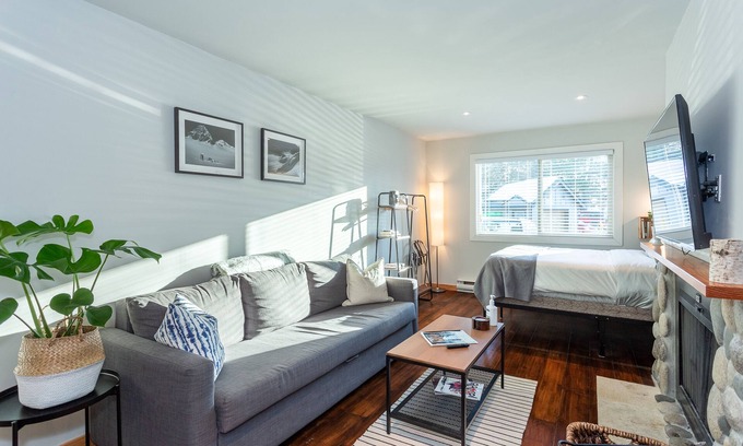 Whistler Creekside Condominio | Modern 2 Studio lock-off w/ free parking & 5 min walk to the gondola and/or lake