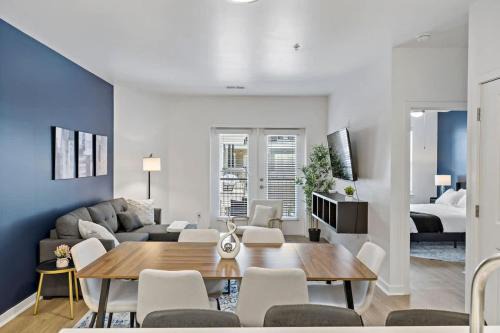 Cherry Apartamento | Modern 2BD - 5 Min DT, Gym, Parking, W-D - Sleeps 12