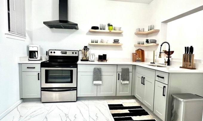 South Green Casa | Modern 2bd Townhouse near Downtown & Hospitals