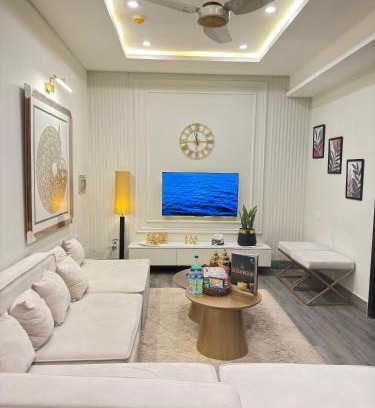 Bahria Town Apartamento | Modern 2BHK Retreat, Family-Ready with Self Check-In