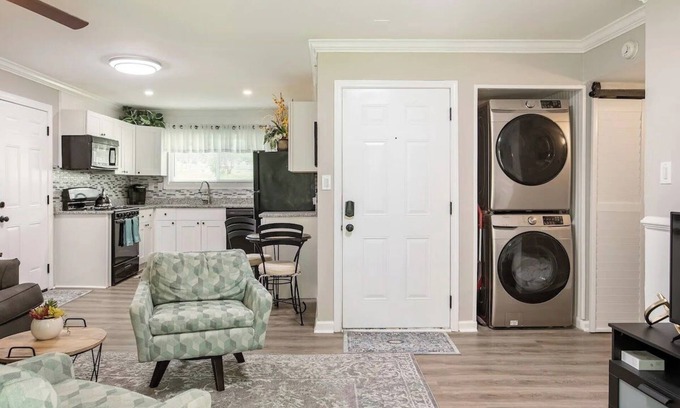 College Park Apartamento | Modern 2BR 1BA - 5-min to ATL Airport - Free Parking-3B