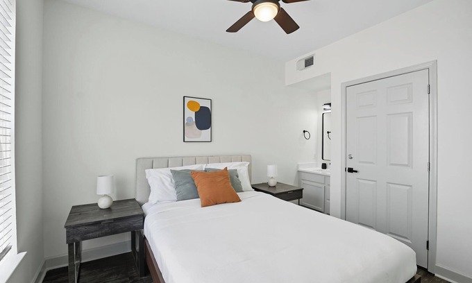 University District Apartamento | Modern 2BR/2BA Near University District