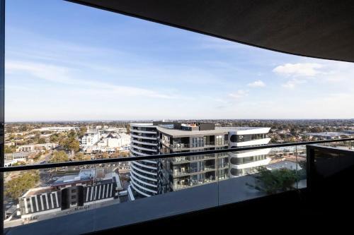 Glen Waverley Apartamento | Modern 2BR Abode with Balcony View Gym Access