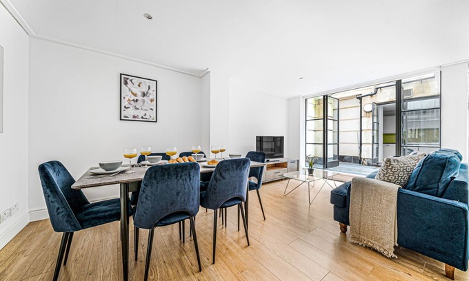 The City of London Apartamento | Modern 2BR Apartment with Patio in the Heart of Holborn's Vibrant Neighborhood