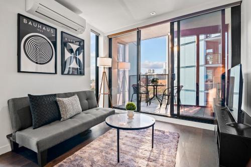 Docklands Apartamento | Modern 2BR Apt at Marvel Stadium with Parking & Rooftop Pool
