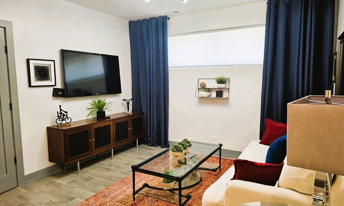 West Town Apartamento | Modern 2BR APT -- West Town -- Tons to do-- Central Location!