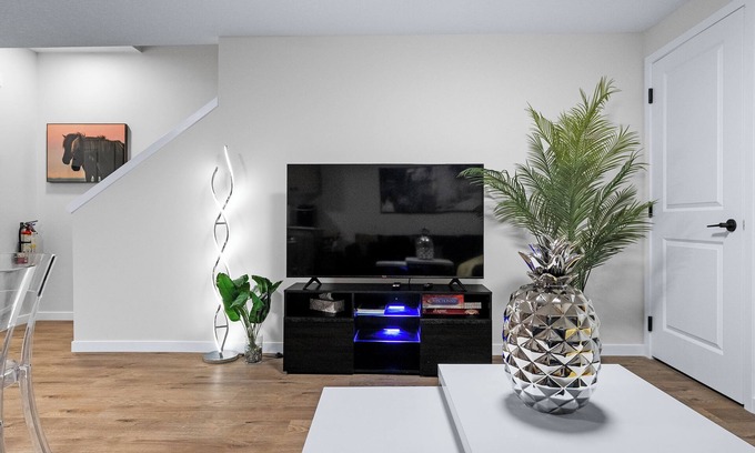 Keith Casa | Modern 2BR | Calgary| Near U of C, Hospitals & Banff. Family & Business Friendly