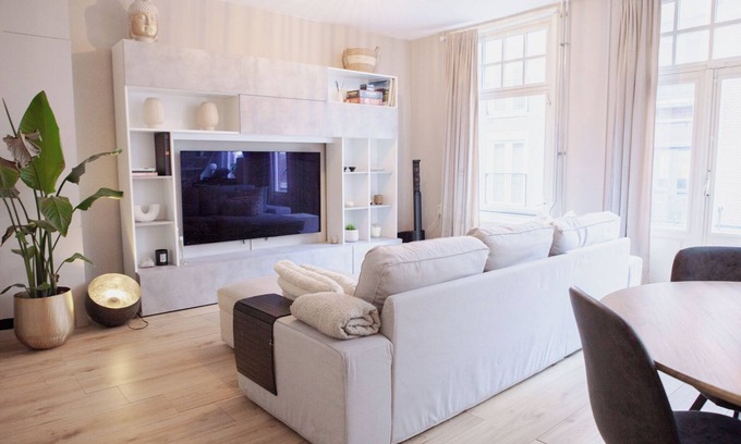 De Weteringschans Condominio | Modern 2BR City Condo Design-Driven & Central