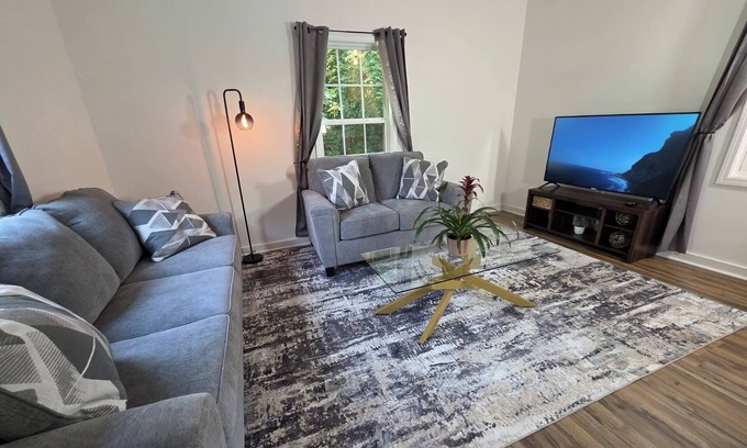 Judson Casa | Modern 2BR Great for Work & Family 6 Min from Downtown Greenville