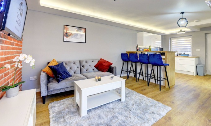 Rugby Casa | Modern 2BR House & Private parking & Kid-friendly