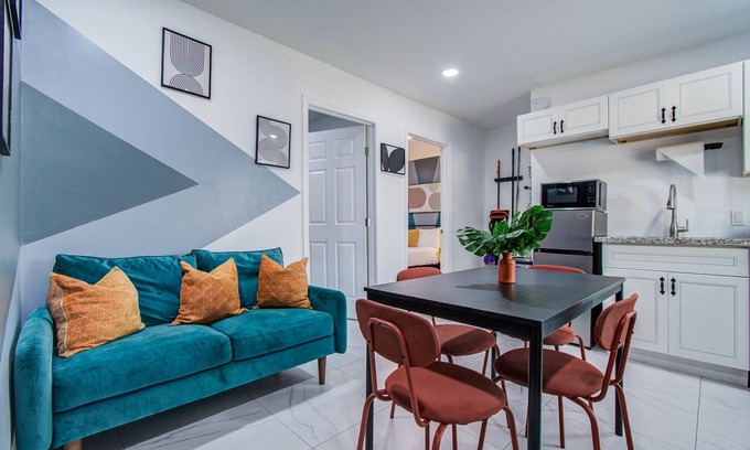 Greater East End Apartamento | Modern 2BR Houston Stay | Central & Cozy