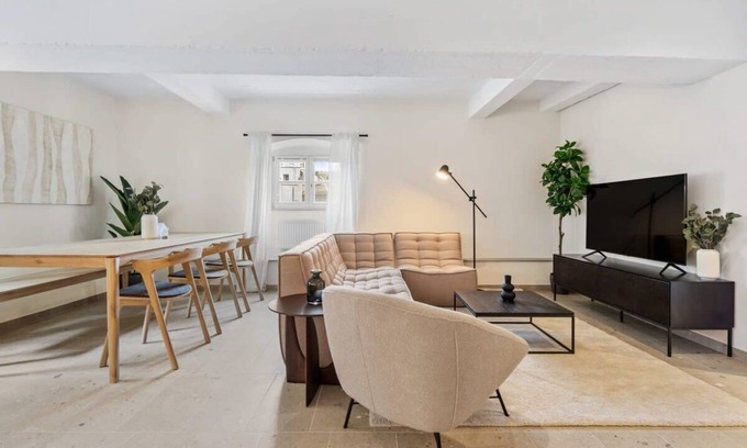 Gronn Apartamento | Modern 2BR in Clausen w/ WiFi, Kitchen & Workspace
