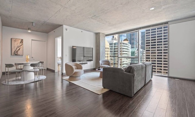 Downtown Chicago Apartamento | Urban Retreat: 2BR, City Views, Near Shops