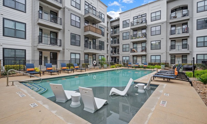 Dawson Apartamento | Modern 2BR Loft w/ Pool + Balcony in Heart of SoCo