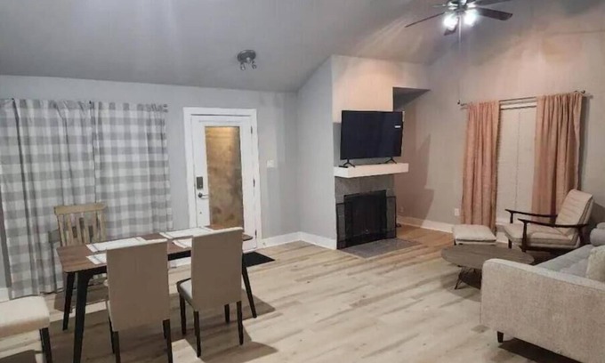 Windsor Park Casa | Modern 2BR Near Central Austin