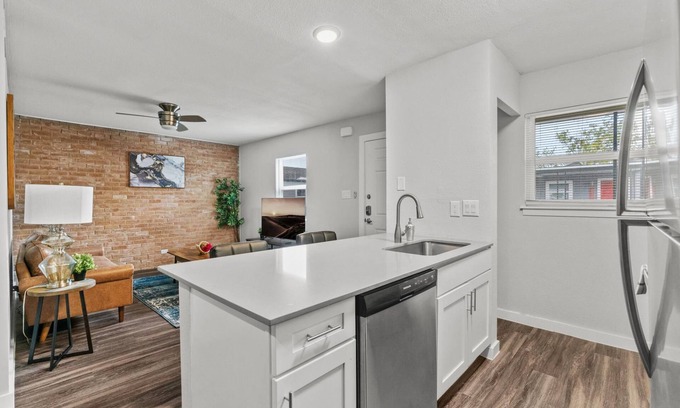 North University Apartamento | Modern 2BR Near UT Hyde Park Evonify
