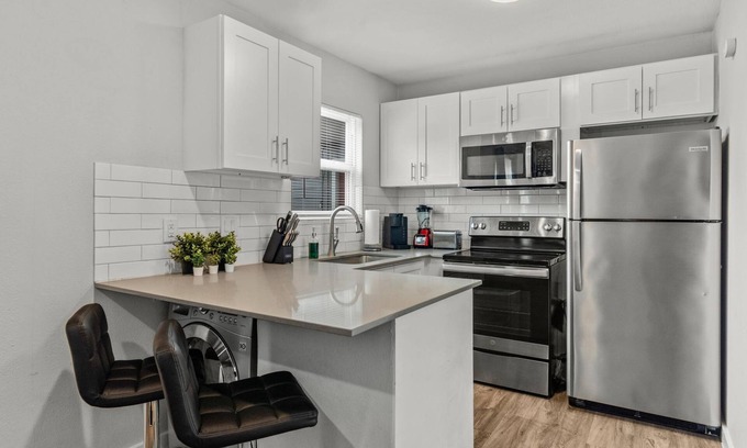 North University Apartamento | Modern 2BR Near UT Hyde Park Evonify
