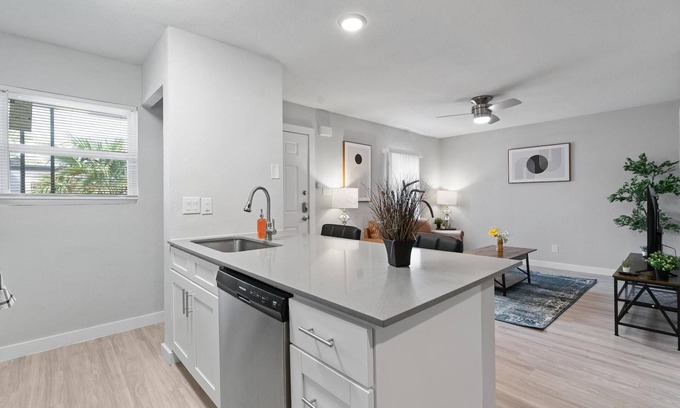 North University Apartamento | Modern 2BR Near UT Hyde Park Evonify
