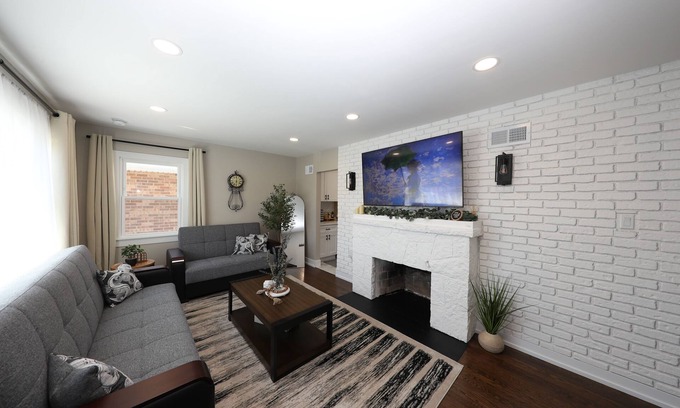 Oak Lawn Casa | Elegant and Cozy 2 Bedroom Recently Renovated Home