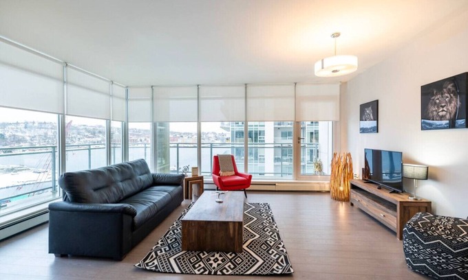 Downtown Apartamento | Modern 2BR Retreat with Balcony – Dartmouth Views