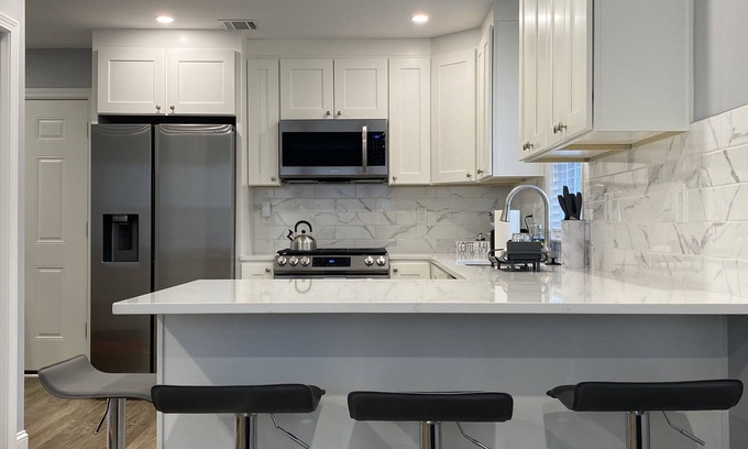 Roslindale Condominio | Modern 2br with W/D in unit, Parking, central air