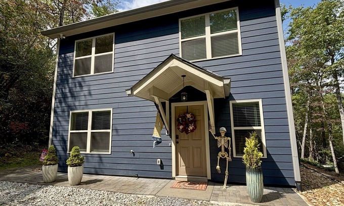 Rabun Gap Casa | Modern, 3/2 bed with fireplace, screened porch, & outdoor seating area.