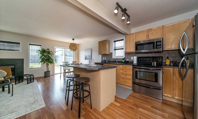 West Edmonton Casa | Modern 3-Bdrm Retreat, WiFi, Steps from WEM