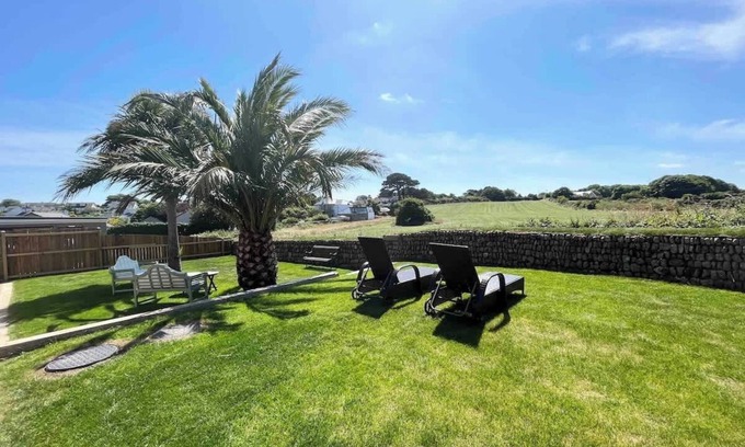 Newlyn Casa | Modern 3 bed Bungalow with parking, private garden
