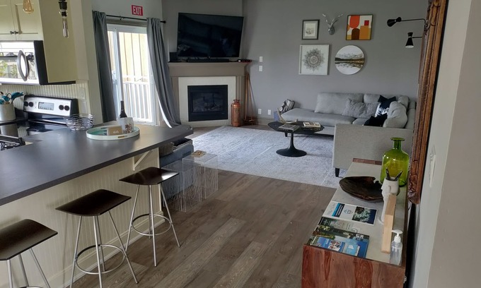 The Blue Mountains Condominio | Modern 3 Bedroom, 2 Bath Condo w/ pool near village