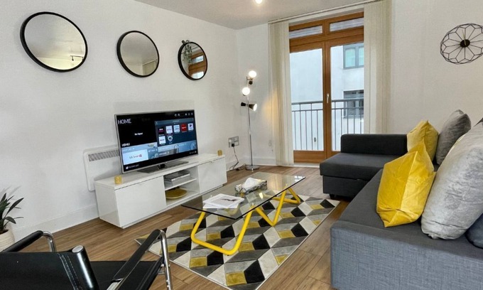 The Westside Apartamento | Modern 3-Bed Flat in City Centre, Sleeps 8