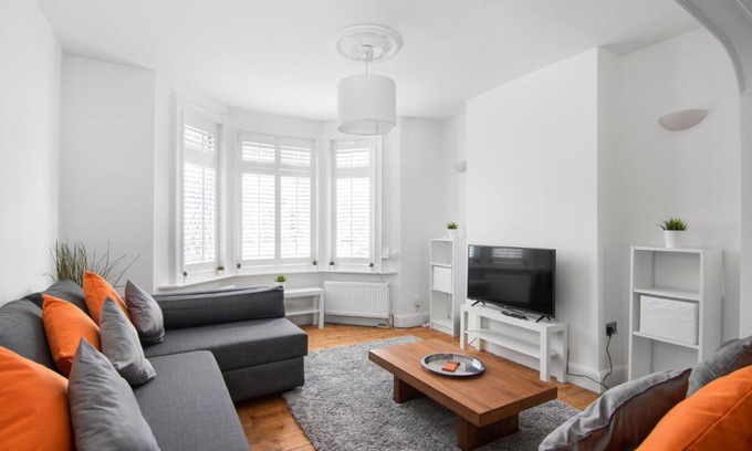 Broad Green Casa | Modern 3 Bed Home in Croydon Sleeps 6