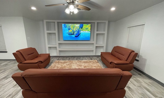 Amistad National Recreational Area Casa | Modern 3-bedroom 2-Bathroom home Conveniently located next to Texas Roadhouse!