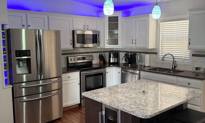 Dubuque Casa | Modern 3-bedroom, 3 full bath, 2 living areas, 2 kitchens, game room, hot tub!