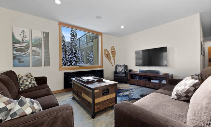 Sun Peaks Cabina | Moderno apartamento de 3 dormitorios en el centro del pueblo