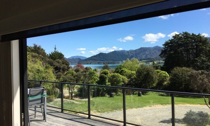 Waitaria Bay Casa | Modern 3 bedroom bach in Kenepuru Sound