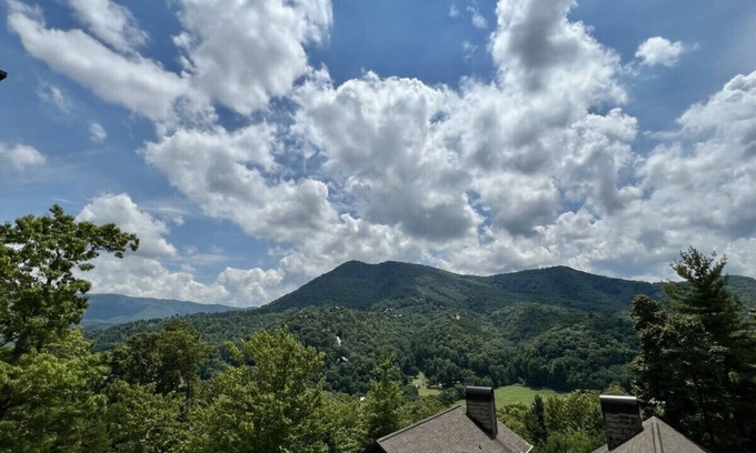 Wears Valley Cabina | Modern 3 Bedroom Cabin with Mountain Views!