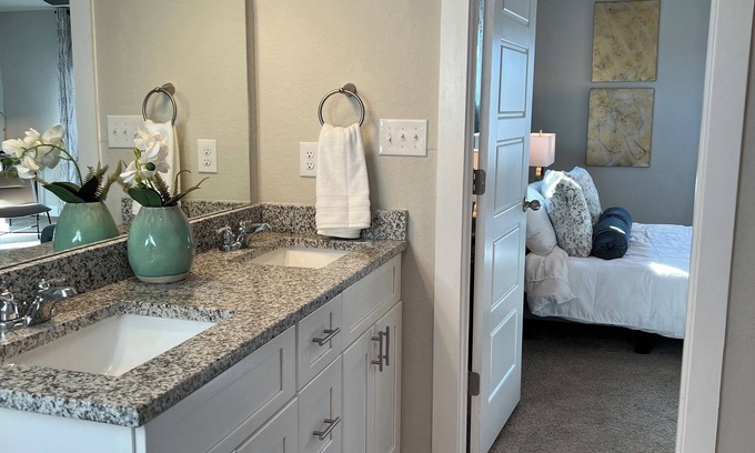 Terrell Heights Casa | Modern 3-bedroom House Features 3 Ensuite Baths, Close to Alamo Heights
