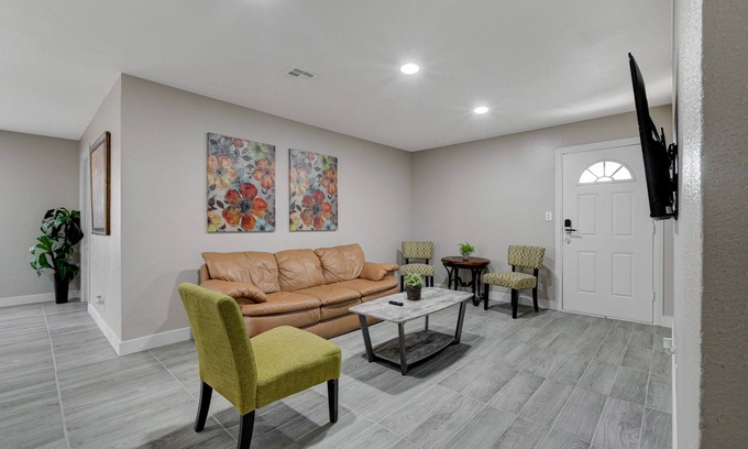 Sunrise Manor Casa | Modern 3 Bedroom Home with Pac-Man Arcade Fun!