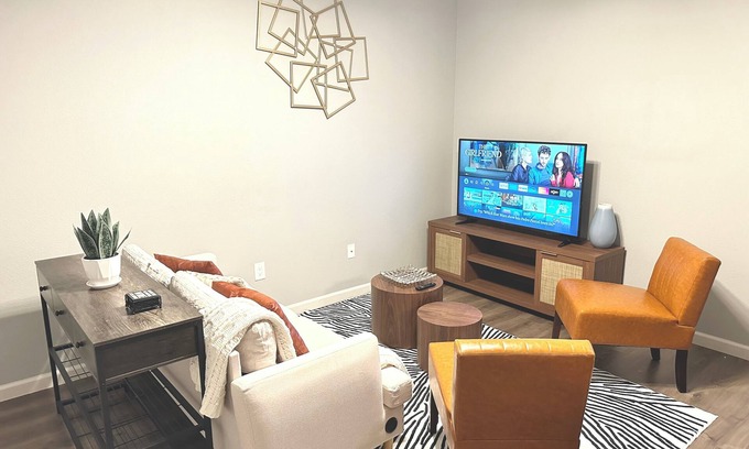 Southeastern Sacramento Casa | Modern 3-bedroom house : walking distance to UC Davis Hospital.