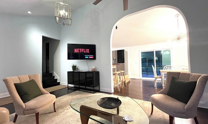 Wilmington Casa | Modern 3-bedroom house in Wilmington with a HUGE yard and Bonus Sunroom