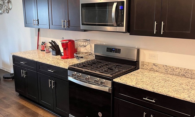 Southbelt/Ellington Casa | Modern 3-bedroom house near hobby with movie room