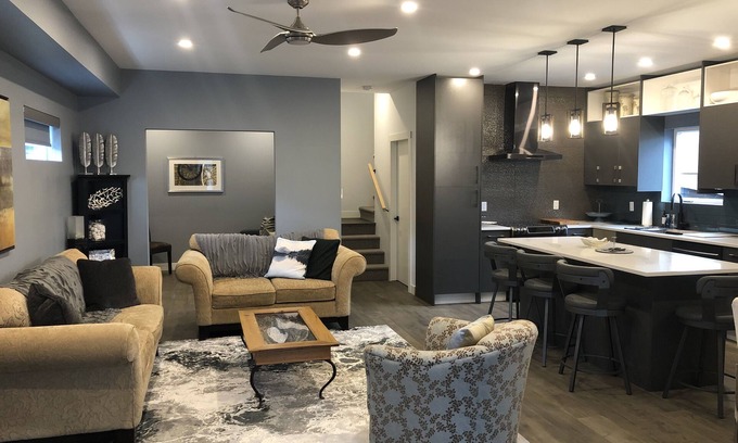 Okanagan-Similkameen Casa | Modern 3 bedroom luxury retreat! Wine bar, upper deck, lower patio!