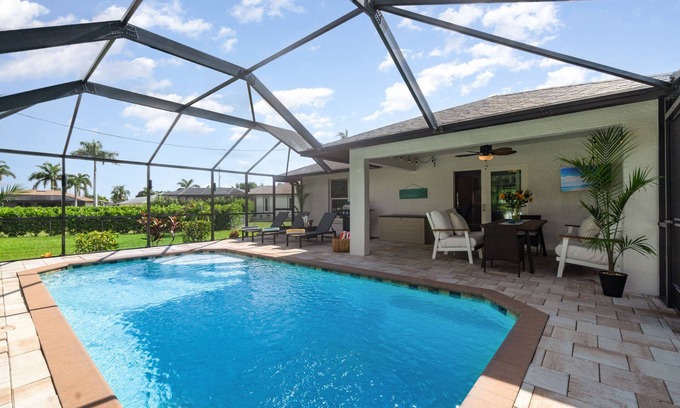 Pelican Casa | Modern 3 Bedroom Retreat: Pool & Pet Accommodation